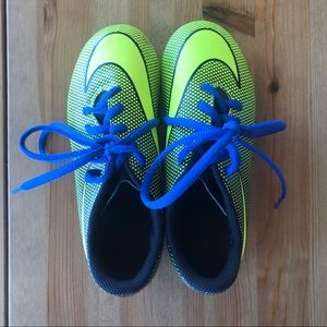 Kids athletic cleats